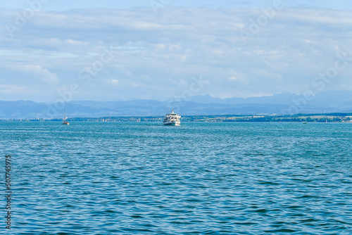 Meersburg  Bodensee  Seerundfahrt  Schifffahrt  Seeufer  Uferpromenade  Uferweg  Altstadt  Unterstadt  Schiffssteg  Baden-W  rttemberg  Sommer  Deutschland