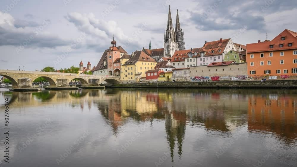 Filmmaterial der Stadt Regensburg in Bayern mit dem Fluss Donau dem Dom und der steinernen Brücke im Sommer, Deutschland Filmmaterial der Stadt Regensburg in Bayern mit dem Fluss Donau dem Dom und der steinernen Brücke im Sommer, Deutschland