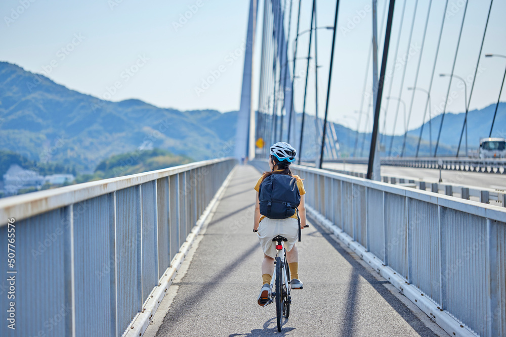 しまなみ海道にてサイクリングを楽しむ地本人女性 しまなみ海道にてサイクリングを楽しむ地本人女性