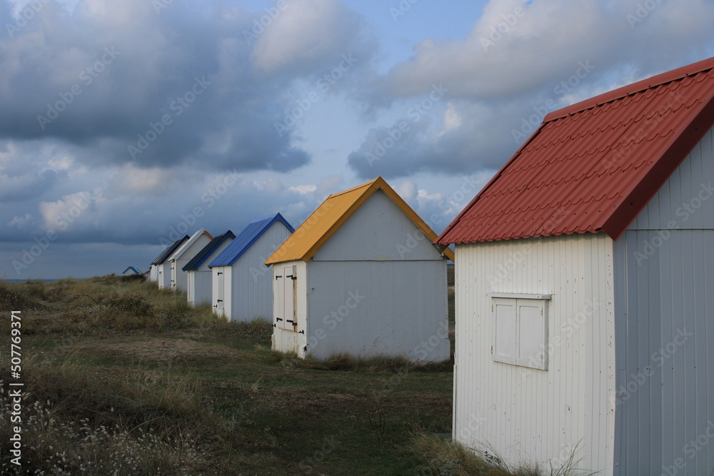 Cabane de plage de différentes couleurs à Gouville sur Mer Cabane de plage de différentes couleurs à Gouville sur Mer