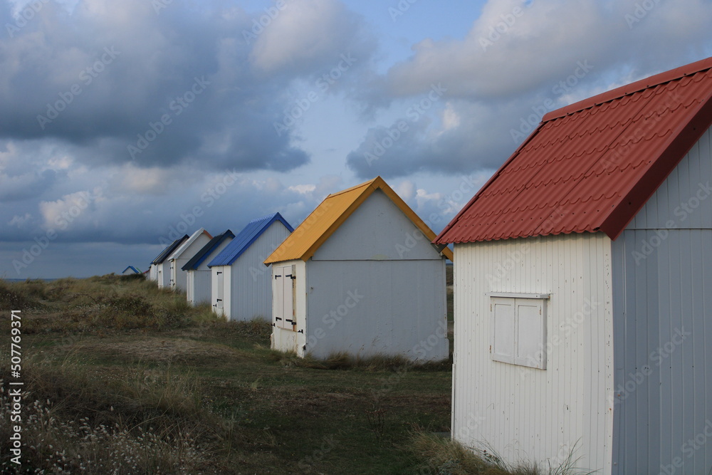 Cabane de plage de différentes couleurs à Gouville sur Mer