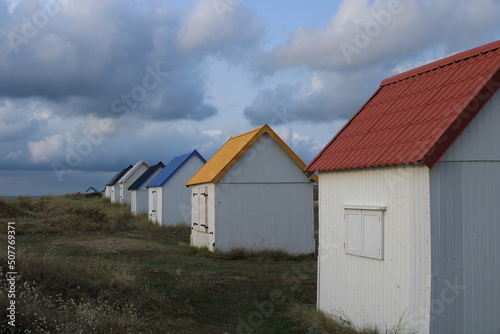 Cabane de plage de différentes couleurs à Gouville sur Mer