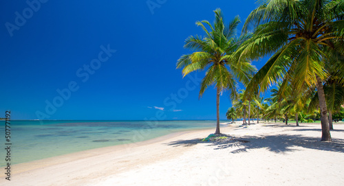 Fototapeta Naklejka Na Ścianę i Meble -  Beautiful tropical Maldives island with beach.