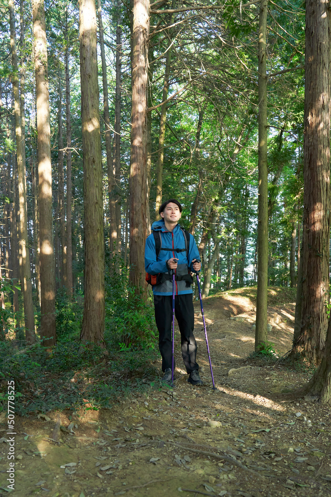 Fototapeta premium 一人でトレッキングする男性 全身