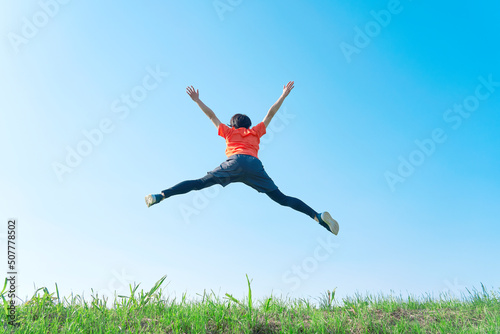 屋外でジャンプして運動する男性
