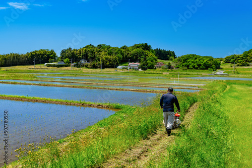 日本の農業 休耕田畔の自走式草刈機による除草作業