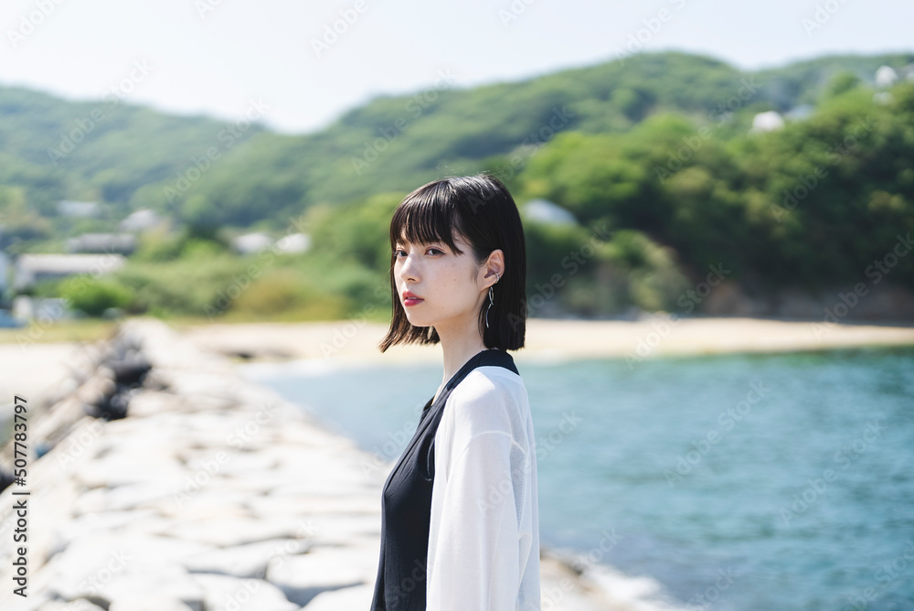 初夏の海にいるショートカットの女性
