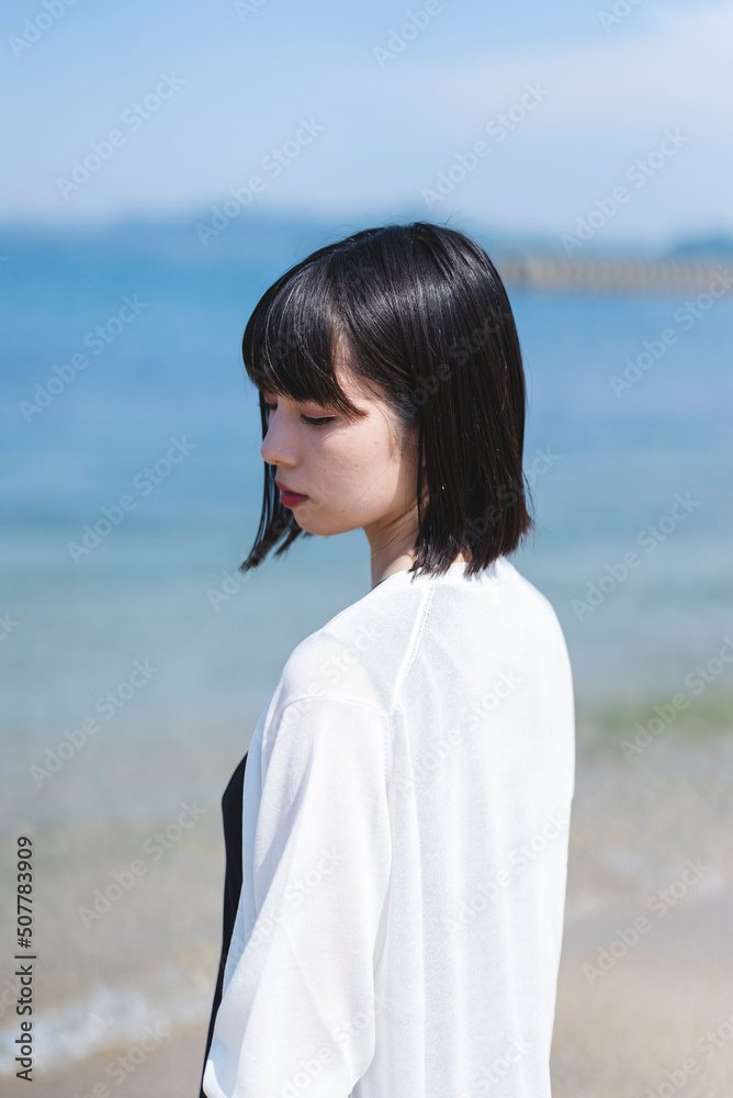 初夏の海にいるショートカットの女性
