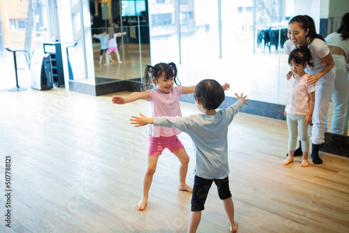ダンス教室でダンスを踊る幼い子供たち