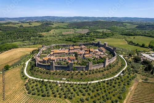 Il borgo medievale di Monteriggioni dal drone photo
