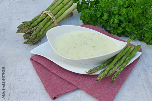 Spargelsuppe mit grünem Spargel. photo