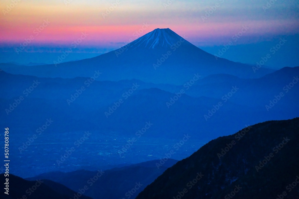 鳳凰山から見た夕焼けの富士山