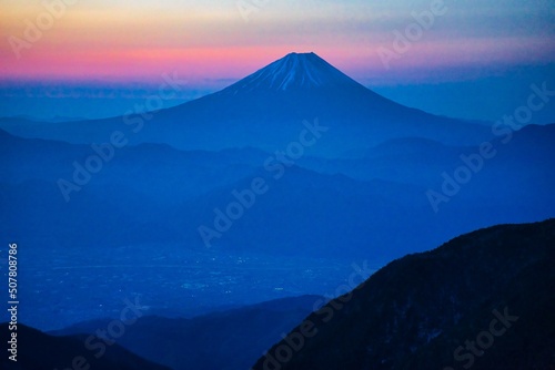 鳳凰山から見た夕焼けの富士山