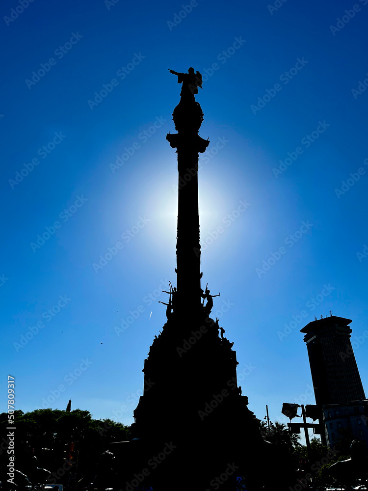 Monumento a Colón en Barcelona visto a contraluz Monumento a Colón en Barcelona visto a contraluz