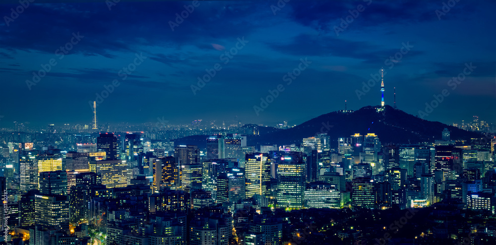 Fototapeta premium Seoul downtown cityscape illuminated with lights and Namsan Seoul Tower in the evening view from Inwang mountain. Seoul, South Korea.