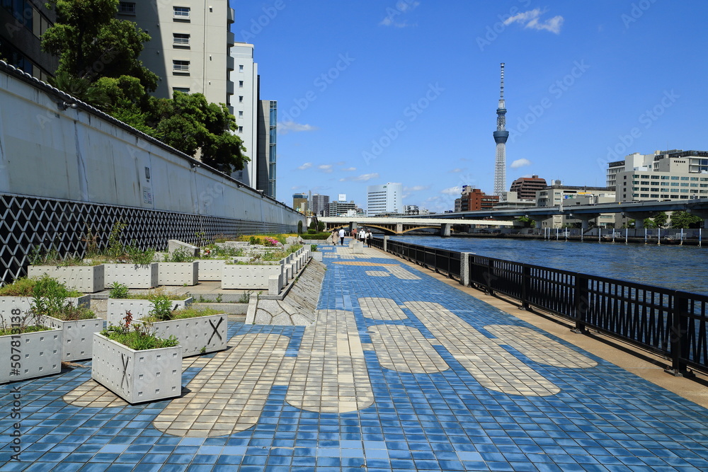 隅田川沿いに続くアーティスティックな遊歩道・隅田川テラス
