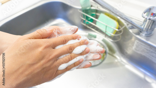 キッチンで手洗いをする女性の手