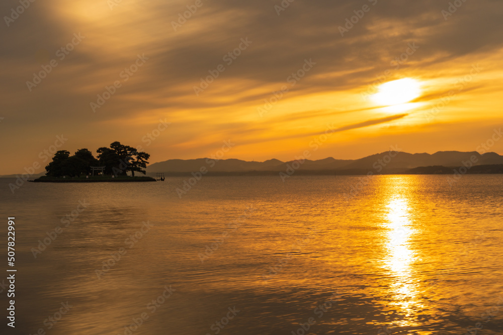 オレンジ色に輝く宍道湖の夕日