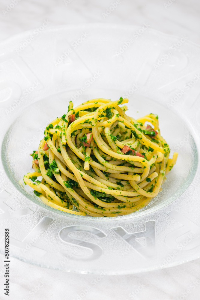 spaghetti with bacon and parsley