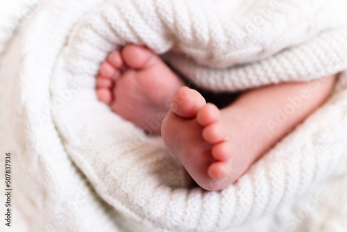 Baby feet in bed © innel