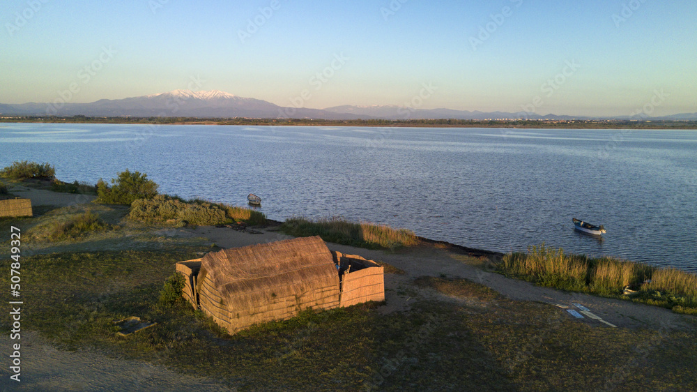 Cabane de pêcheur en paille sur l'étang de Canet face au Canigou