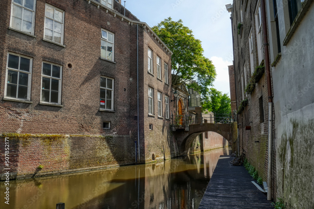 Historische Häuser am Kanal in s’Hertogenbosch
