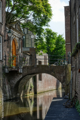 Historische Brücke am Kanal in s’Hertogenbosch © hespasoft