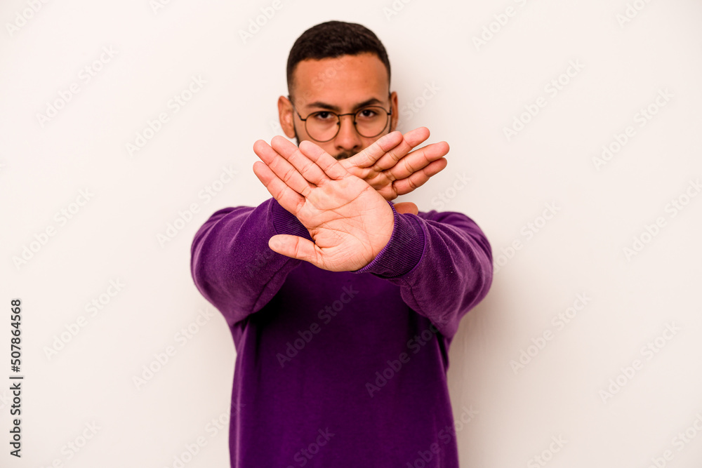 Obraz premium Young hispanic man isolated on white background doing a denial gesture
