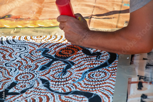 Foto Human hands with painting tools, indigenous street painting at a community event