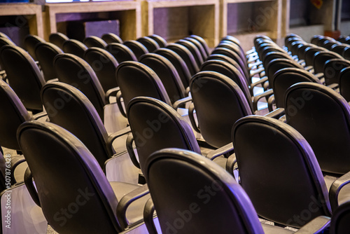 Detalhe de cadeiras vazias em um teatro. photo