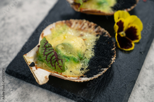 Delicacy roasted scallops w...