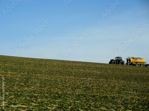 Feld mit Traktor