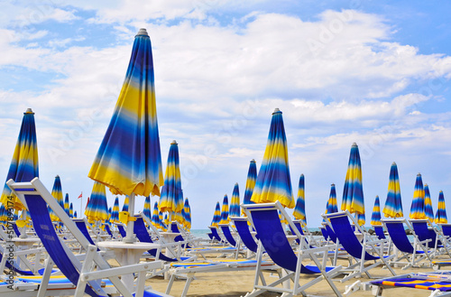 Tra tutti gli ombrelloni colorati chiusi in spiaggia di Montesilvano senza persone. ombrellone chiuso al mare photo