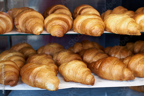 Obraz na płótnie Lots of fresh french croissants on the store shelf w salonie