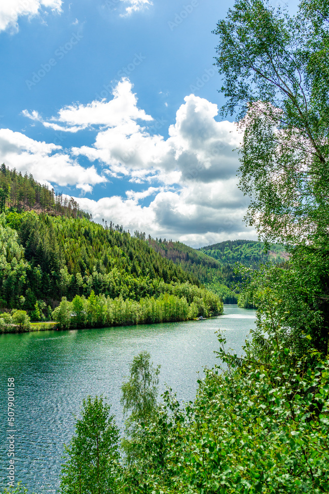 Obraz premium Wanderung rund um die Talsperre Leibis-Lichte bei Oberweißbach - Thüringen - Deutschland