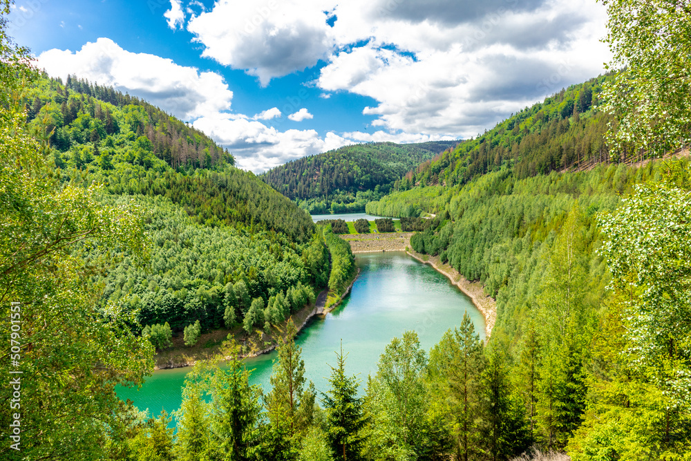 Fototapeta premium Wanderung rund um die Talsperre Leibis-Lichte bei Oberweißbach - Thüringen - Deutschland