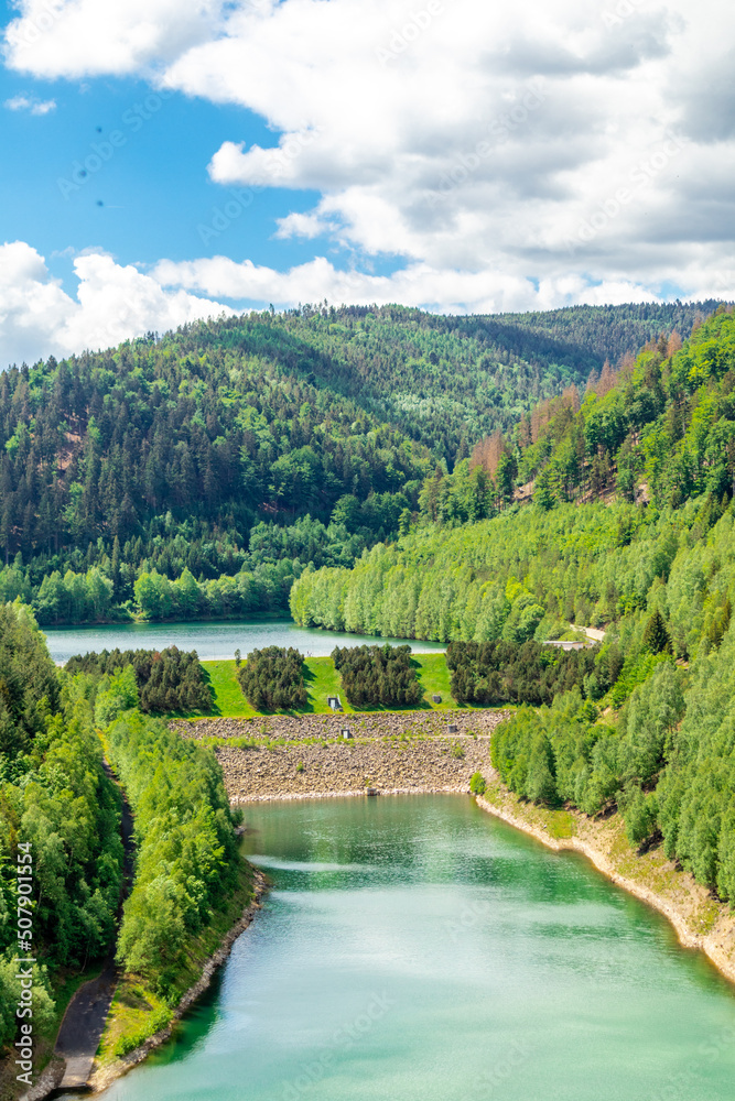 Obraz premium Wanderung rund um die Talsperre Leibis-Lichte bei Oberweißbach - Thüringen - Deutschland