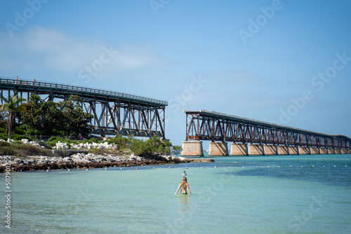 Blick vom Calusa Beach & Loggerhead Beach auf die Bahia Honda Railroad Brücke, eine alte Eisenbahnbrücke auf den Florida Keys, in der Nähe von Miami, Florida photo