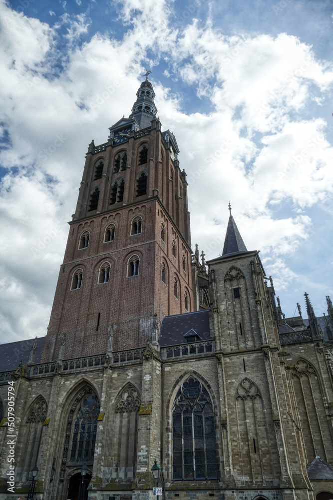 Turm der historischen Kathedrale in s’Hertogenbosch