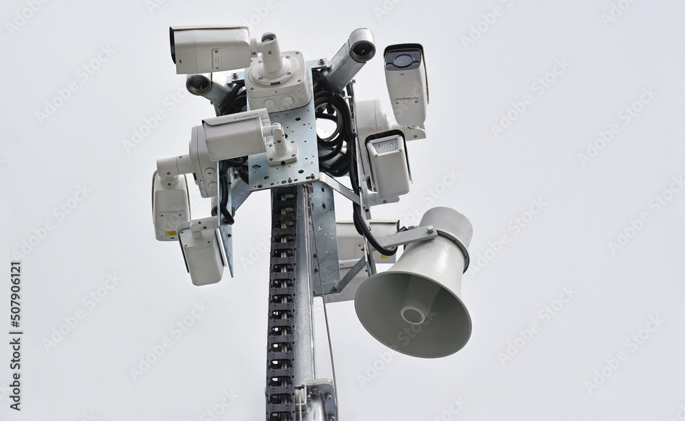 Monitoring CCTV , kamery systemu ochrony na maszcie - obrazy, fototapety, plakaty 