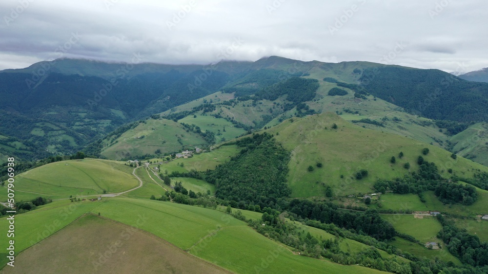 survol des vallées des Pyrénées dans le département des Hautes-Pyrénées près de Bagnères de Bigorre	