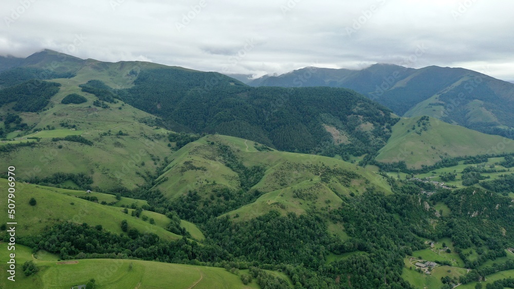 Obraz premium survol des vallées des Pyrénées dans le département des Hautes-Pyrénées près de Bagnères de Bigorre 