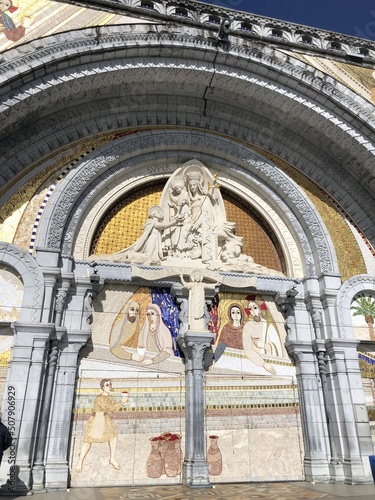 Basilique    glise et sanctuaire de lourdes en France  ville de p  lerinage