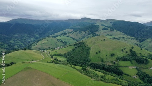 survol des vallées des Pyrénées dans le département des Hautes-Pyrénées près de Bagnères de Bigorre	