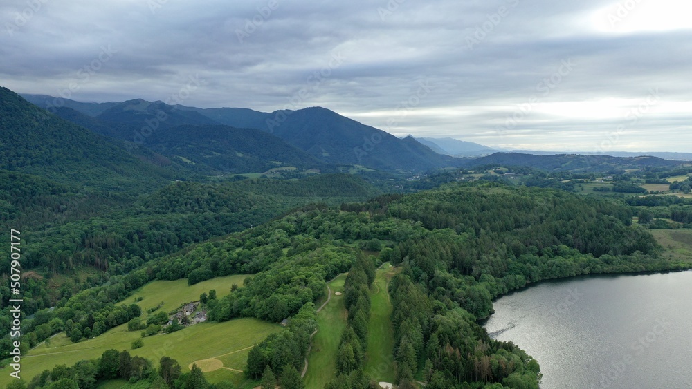 survol du lac de Lourdes dans les Hautes-Pyrénées