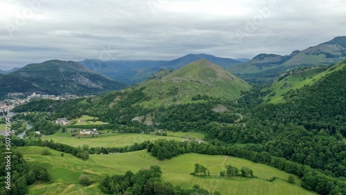 survol des vallées des Pyrénées dans le département des Hautes-Pyrénées près de Bagnères de Bigorre © Lotharingia