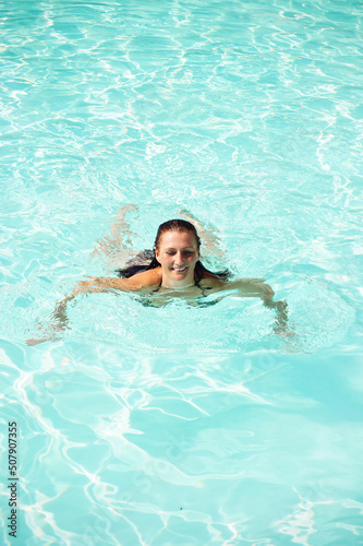Schwimmende Frau © drewsdesign