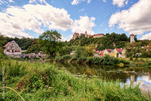 historisches Harburg im Altmühltal mit Blick zur Burg und steinerne Brücke