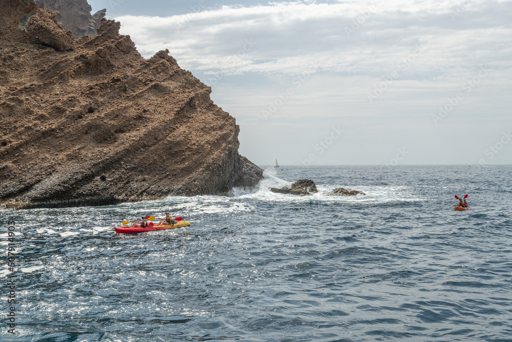 Obraz premium Paysage en bord de mer avec les falaises bordant les calanques entre Marseille et Cassis dans le Sud de la France, lieu privilégié de vacances et de voyage