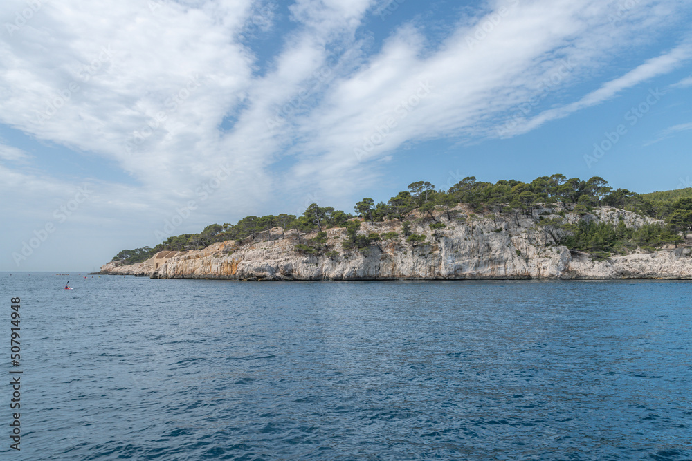 Paysage en bord de mer avec les falaises bordant les calanques entre Marseille et Cassis dans le Sud de la France, lieu privilégié de vacances et de voyage